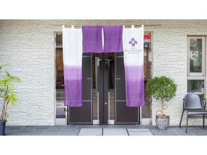 京都Kyoto Four Sisters Residence - Vacation STAY 15206v的建筑上一对紫色和白色的窗帘