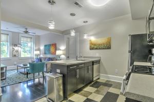 Kuchyň nebo kuchyňský kout v ubytování Historic King James Unit 4