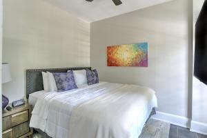 1 dormitorio con 1 cama con una pintura en la pared en Historic King James Unit 4, en Asheville