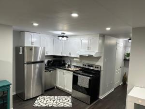 Ett kök eller pentry på Luxurious and modern one bedroom basement suite.