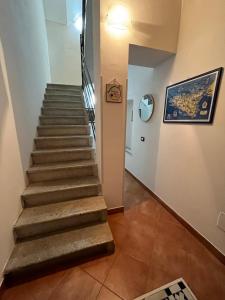 schody w domu z podłogą wyłożoną kafelkami w obiekcie Dimora Tipica w mieście Marsala
