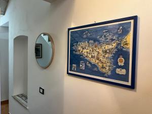 zdjęcie mapy na ścianie z lustrem w obiekcie Dimora Tipica w mieście Marsala