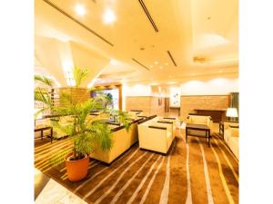 ein Büro mit Stühlen und Pflanzen in einem Zimmer in der Unterkunft Hotel Terrace The Square Hitachi - Vacation STAY 17018v in Hitachi