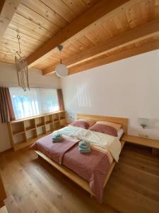 um quarto com uma cama grande e um tecto de madeira em Magic Birkenweg em Scharnstein