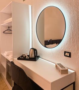 都拉斯The White Corner的带镜子和水槽的浴室