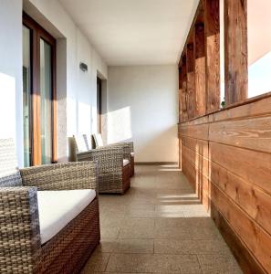un pasillo con sillas de mimbre y mesas en un edificio en Márti en Odoreu