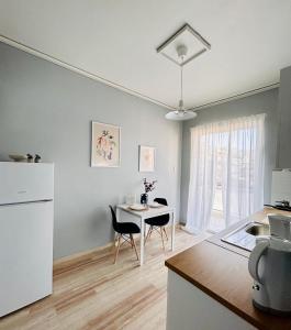 カラマタにあるFeel at home - Kalamata - Central 1の部屋にテーブルと椅子のあるキッチン