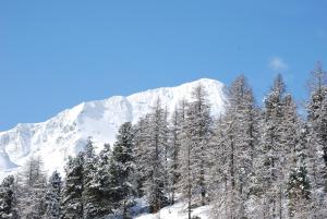 Nespecifikovaný výhled na hory nebo výhled na hory při pohledu z penzionu – hostince