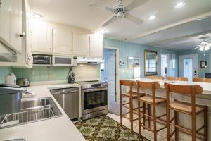 een keuken met witte kasten en een aanrecht bij The Skelton House Your Coastal Oasis in Litchfield Beach in Pawleys Island