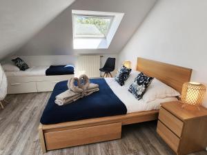 una camera da letto con un letto con un'ancora sopra di Akela - Appartement à 12mn de Disneyland Paris ! a Bussy-Saint-Georges