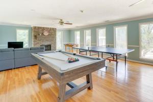 ein Wohnzimmer mit 2 Tischtennisplatten und einem Sofa in der Unterkunft Remote Greensboro Vacation Rental with Game Room! 
