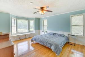 Schlafzimmer mit einem Bett und einem Deckenventilator in der Unterkunft Remote Greensboro Vacation Rental with Game Room! 