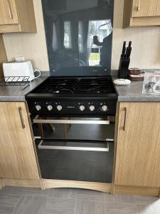a black stove top oven in a kitchen at Happy Place in West Mersea