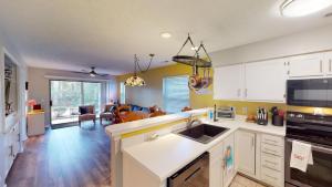 Η κουζίνα ή μικρή κουζίνα στο Fairway Retreat 2BR Pawleys Island Golf Paradise