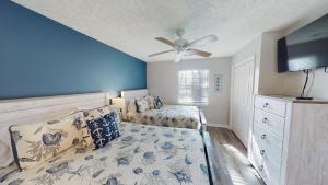 Ένα ή περισσότερα κρεβάτια σε δωμάτιο στο Fairway Retreat 2BR Pawleys Island Golf Paradise