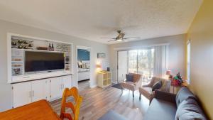 Μια τηλεόραση ή/και κέντρο ψυχαγωγίας στο Fairway Retreat 2BR Pawleys Island Golf Paradise