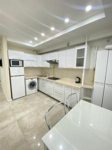Majoituspaikan New lux apartment in Chișinău keittiö tai keittotila