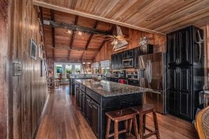 Η κουζίνα ή μικρή κουζίνα στο 6 BR Oceanfront House with Creek Dock