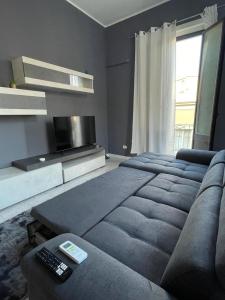 een woonkamer met een groot bed en een televisie bij Residenza del Borgo in Siracusa