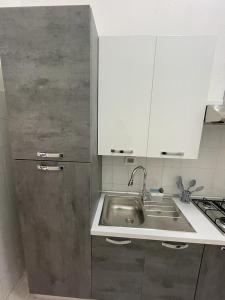 una cocina con fregadero y refrigerador en Residenza del Borgo, en Siracusa