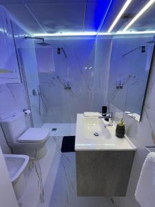 een witte badkamer met een wastafel en een toilet bij Residenza del Borgo in Siracusa