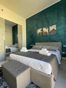 een slaapkamer met een groot bed en handdoeken bij Residenza del Borgo in Siracusa