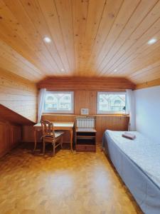 - une chambre avec un lit, un bureau et 2 fenêtres dans l'établissement Willa Tradycja 2, à Gdańsk