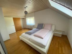 ein Schlafzimmer mit einem Bett mit zwei Kissen darauf in der Unterkunft Minalya Home in Laufenburg