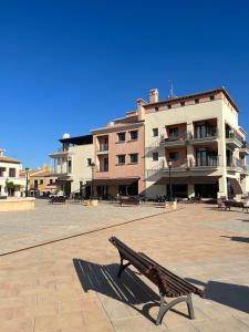 un banc assis devant un bâtiment dans l'établissement Quite & relaxing private apartment for 2-6 pers - Golf & Pool resort - Murcia, à Murcie