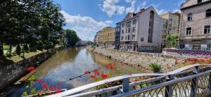 Výhled na řeku, která protéká v blízkosti apartmánu