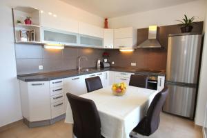 Kuchyň nebo kuchyňský kout v ubytování Cvita apartments