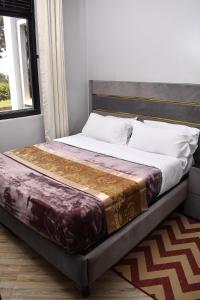 Cozy Apartment Entebbe 객실 침대
