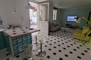 cocina y sala de estar con barra y sillas en Maison de ville port de Nice, en Niza