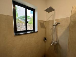 um chuveiro na casa de banho com uma janela em Maracuja villa Zanzibar em Bwejuu