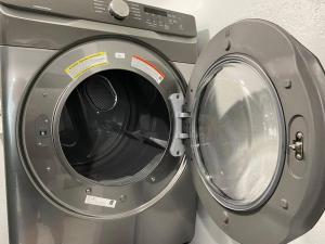 een wasmachine naast een droger bij Charming 2-Bedrooms Central Clearwater Apartment With Private Backyard in Clearwater