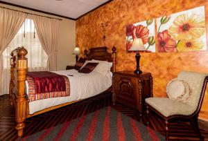 a bedroom with a bed and a chair in it at QUINTA LOREN HOSTERIA in Ambato