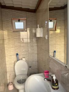 La salle de bains est pourvue de toilettes et d'un lavabo. dans l'établissement Casa BB&Djassi, à Ponta do Sol