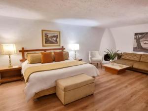 a large bedroom with a large bed and a couch at Antara Hotel & Suites - Miraflores in Lima