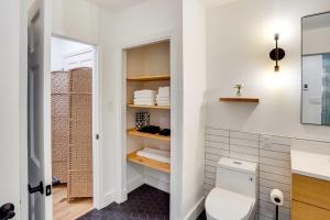 Koupelna v ubytování Fully Remodeled Saugerties Retreat on 7 Acres! + 19 fotografií