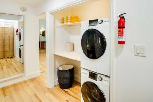 索格蒂斯的住宿－Fully Remodeled Saugerties Retreat on 7 Acres!，洗衣房配有洗衣机和烘干机(墙上)