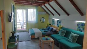 ein Wohnzimmer mit einem Sofa und einem Bett in der Unterkunft Marković Apartments (vidikovac) in Donji Milanovac