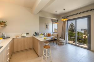 eine Küche und ein Wohnzimmer mit Meerblick in der Unterkunft Topos Suites in Lassi
