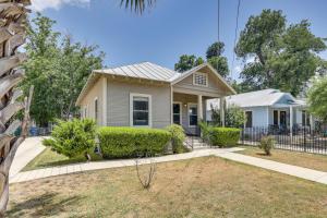 uma casa com uma cerca em frente em Charming San Antonio Home 5 Mi to Downtown! em San Antonio