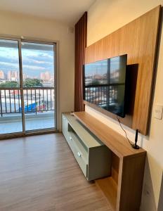 Μια τηλεόραση ή/και κέντρο ψυχαγωγίας στο Excelente Apartamento La Vista Allianz Parque