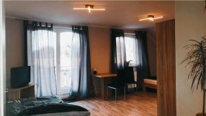 1 dormitorio con cama, ventana y escritorio en Monteurwohnung, en Emsbüren