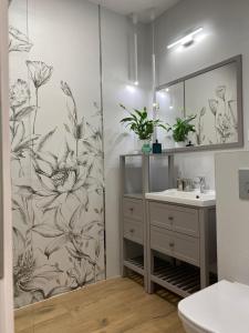 烏斯奇基的住宿－White Flower Delux，浴室配有淋浴帘和盥洗盆。