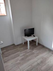 TV a/nebo společenská místnost v ubytování Logement 1 à 4 personnes
