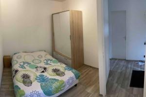 Postel nebo postele na pokoji v ubytování Logement 1 à 4 personnes