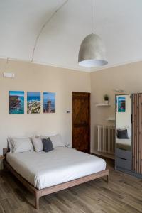 - une chambre avec un grand lit dans l'établissement B&B La Finestra Sui Tetti, à Lanciano
