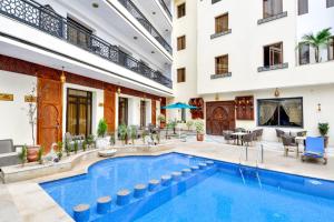 une piscine d'hôtel au milieu d'un bâtiment dans l'établissement Fes Heritage Boutique luxury Hotel, à Fès